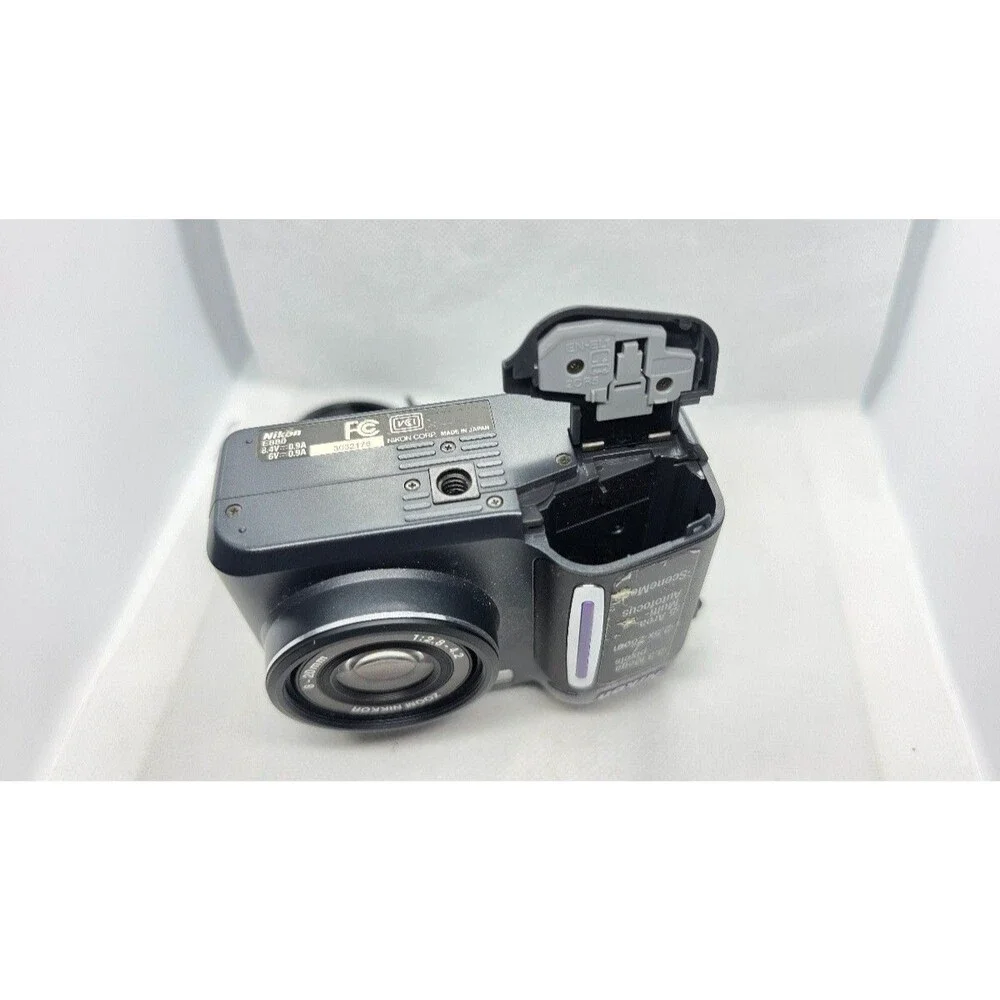 Nikon COOLPIX 880 Compact Digital Camera 3.3MP 2.5x Zoom - Untested/No Battery